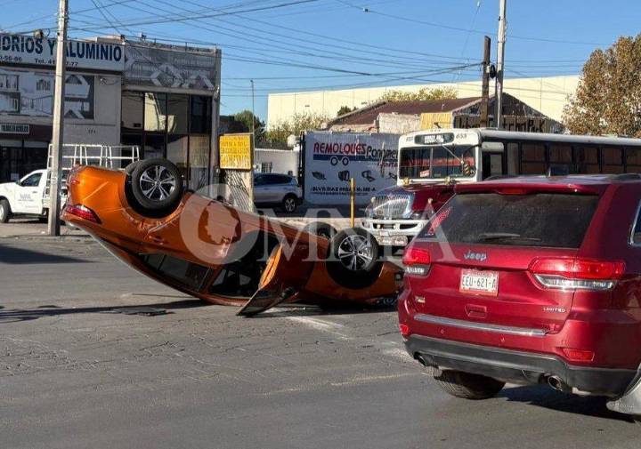 Volcadura en la colonia Centro deja daños materiales; conductor sale ileso