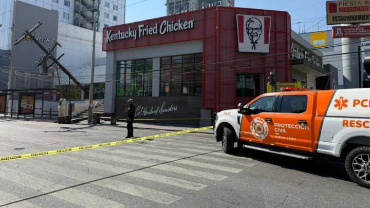 Protección Civil cierra avenida Pino Suárez por caída de poste en el centro de Monterrey