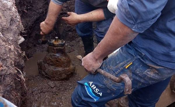 La Plata sin agua este miércoles: qué barrios están sin suministro por recambio de cañerías y rotura de un acueducto