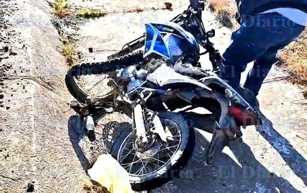 Graves al caer de la motocicleta 2 hombres; iban tomando