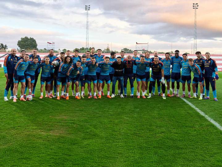 La Roja estrecha lazos con Sevilla y Betis