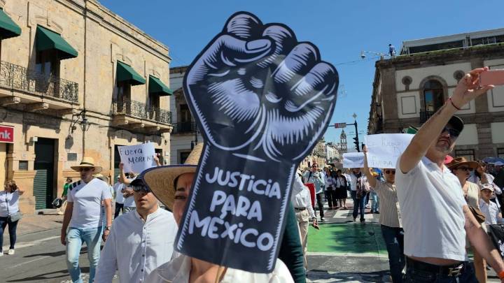 “¡Justicia para Carlos Manzo!”, miles marchan de forma pacífica en Morelia y otras ciudades de Michoacán