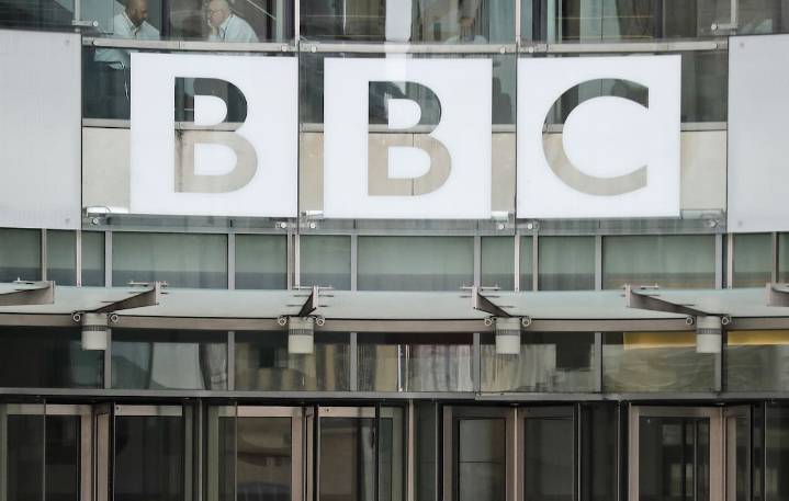 “Momento crítico”. Renuncias, errores editoriales y un documental sobre Trump: la BBC se hunde en su mayor crisis en décadas