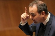 El Parlamento francés vota a favor de la suspensión de la reforma de las pensiones