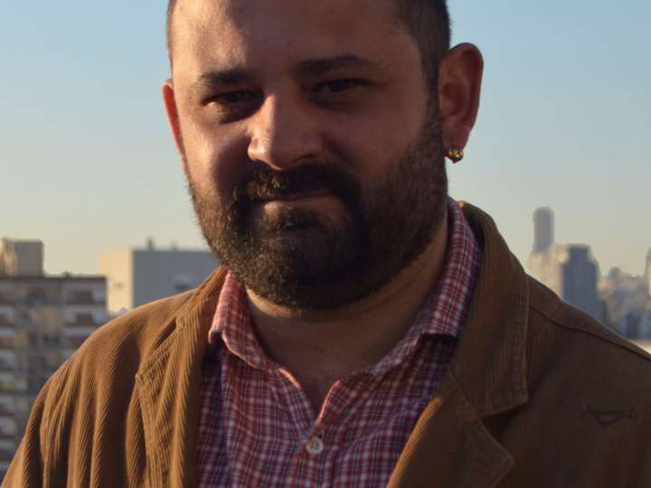 Luis Alberto Laffargue publica 'El dedal': una novela que revive los contrastes de los 80 y 90 argentinos