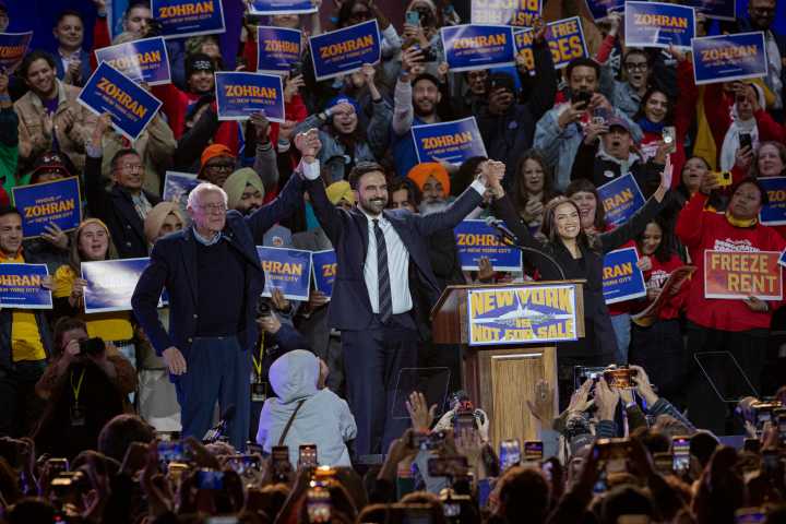 Mamdani ultima su campaña electoral y cruza el puente de Brooklyn seguido de sus votantes
