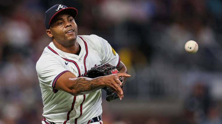 Braves re-sign veteran closer Raisel Iglesias to $16 million, 1