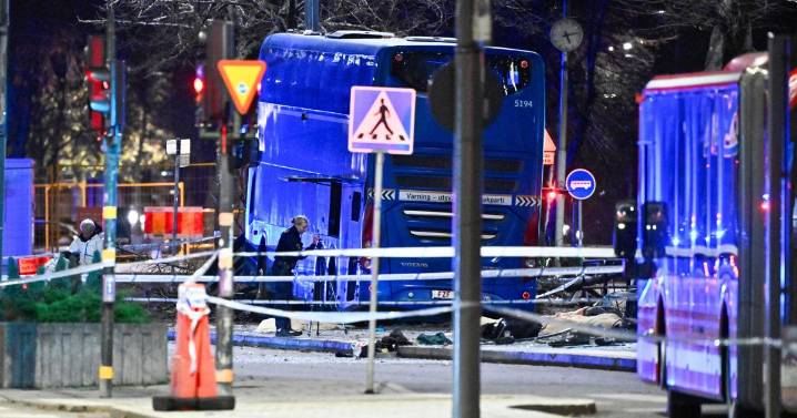Autobús choca contra una parada en Estocolmo, matando a 3 personas