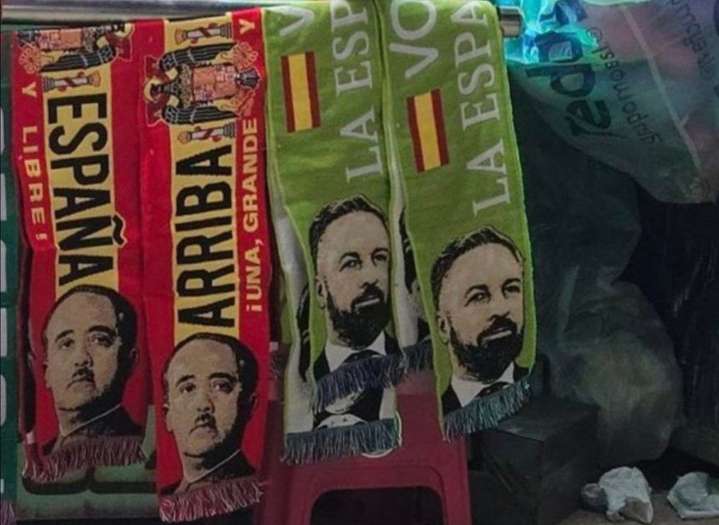 Polémica en la Feria de Castellón por un puesto que reparte bufandas con lemas franquistas