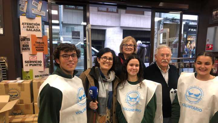 Alejandra, voluntaria de la "gran recogida" en Santiago: "Aportas tu granito de arena y al final del día, estás cambiando vidas"