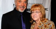Sir Tom Jones opens up on wife's final words before cancer death