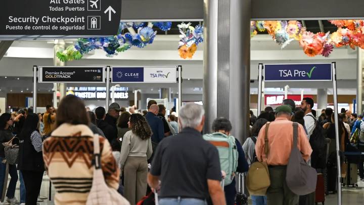 Cierre gubernamental provoca caos aéreo en Estados Unidos: más de 800 vuelos cancelados