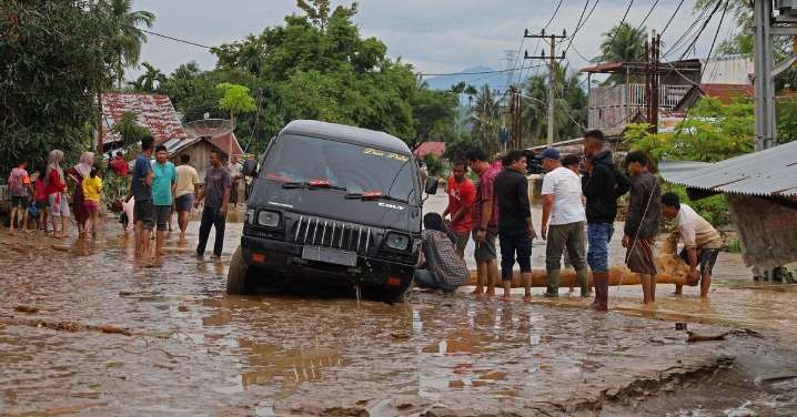 Aumentan a más de 200 los fallecidos por las inundaciones en Tailandia, Indonesia y Sri Lanka