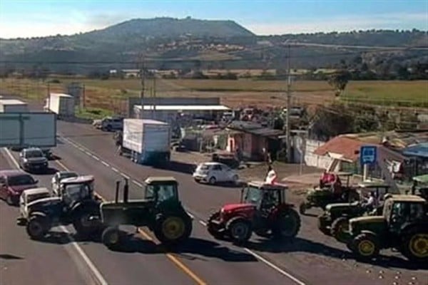 Abre Segob mesa de diálogo con campesinos y transportistas