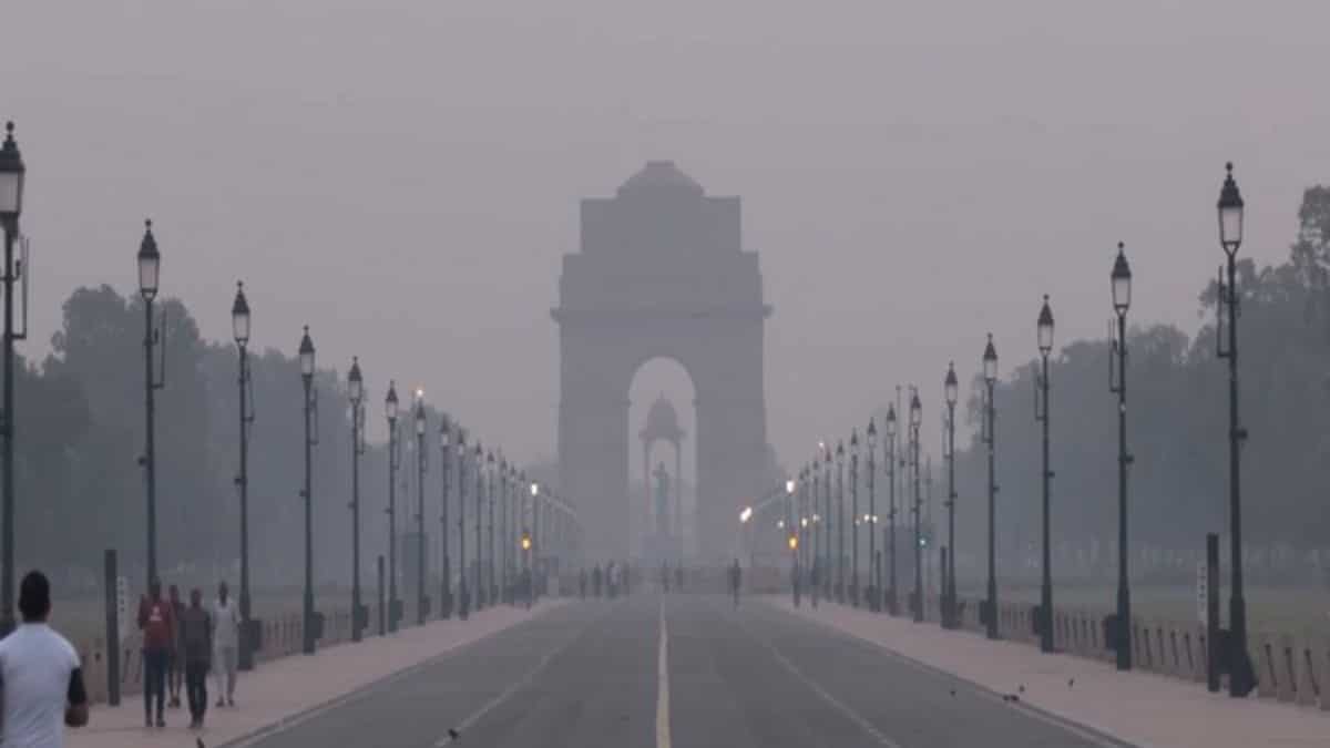 Toxic smog pushes Delhi AQI to cross the 420 mark; SC flags monitoring flaws, GRAP