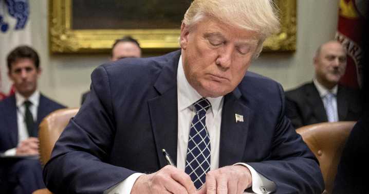 Más de un tercio de latinos arrepentidos de votar por Trump