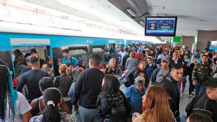 Siguen las demoras y cancelaciones en el Tren Sarmiento tras el descarrilamiento del martes
