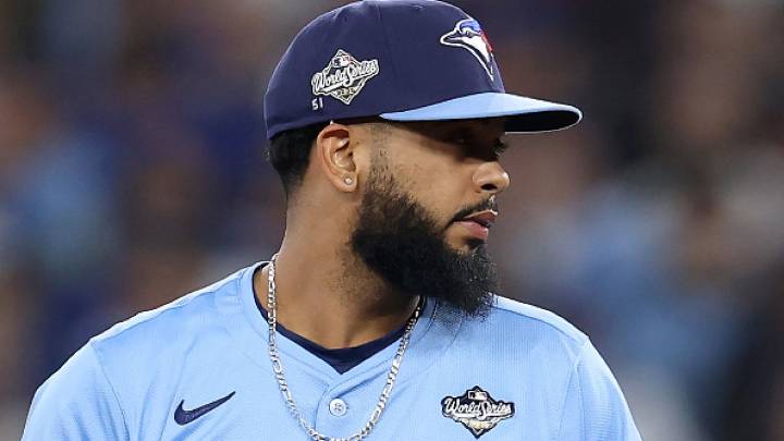 Both Dodgers and Blue Jays bullpens pay tribute to Alex Vesia by writing No. 51 on their hats