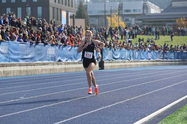 Cassidy Smart breaks away for Class 4A girls cross country gold, La Grande wins team title