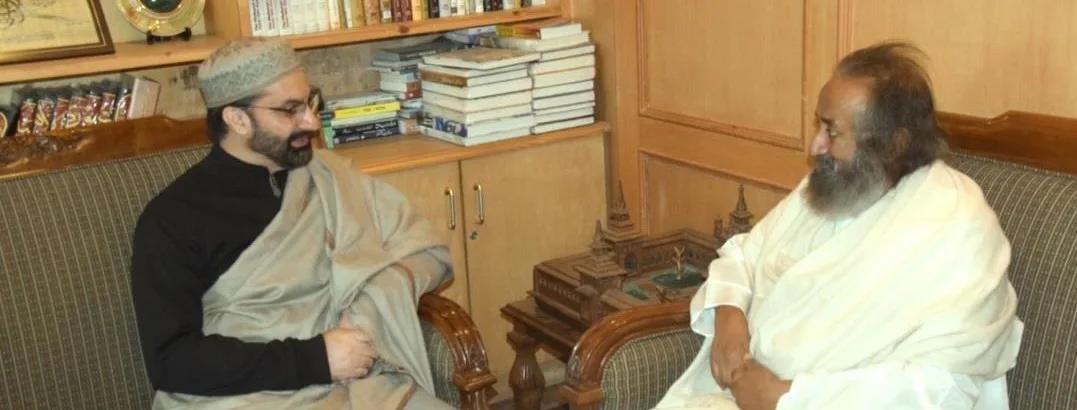 Sri Sri Ravi Shankar Calls on Mirwaiz in Srinagar