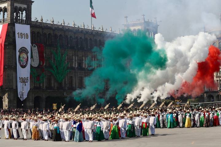 Zócalo pletórico por el 115 aniversario de la Revolución