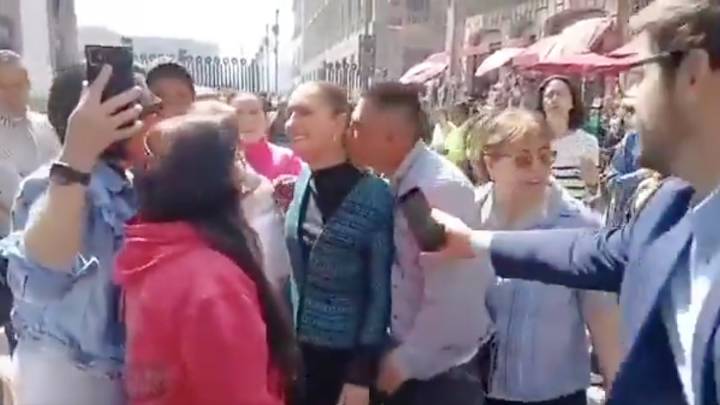 Video | Sheinbaum es acosada por un hombre que llega a tocarla en un recorrido en la calle en Ciudad de México