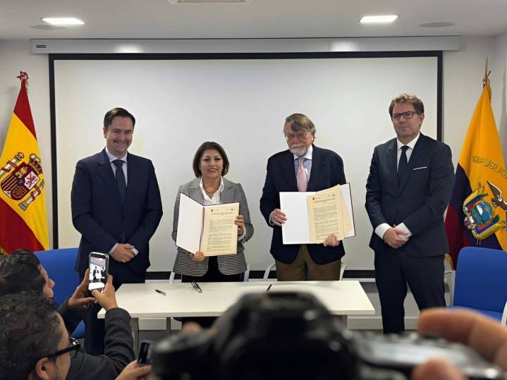 Ecuador y Formato Educativo lanzan 2.200 becas para impulsar la formación superior de la comunidad ecuatoriana en España