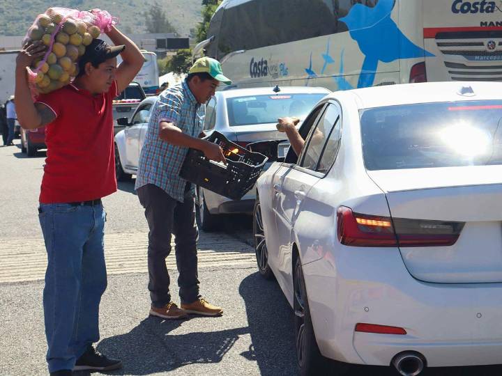 Campesinos bloquean la Autopista del Sol, pero regalan guayabas, cocos y pepinos