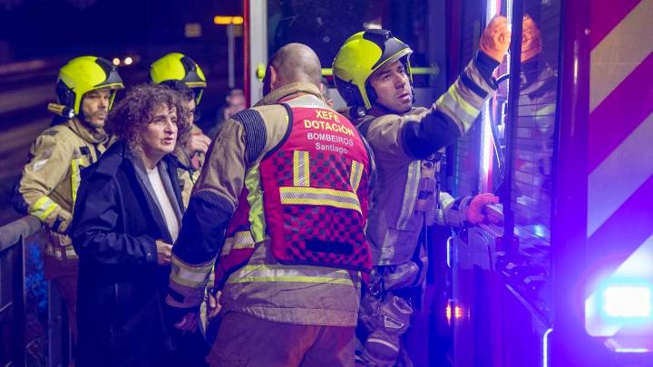 Un incendio afecta a la cubierta exterior y al interior de un edificio en obras en Salgueiriños, en Santiago