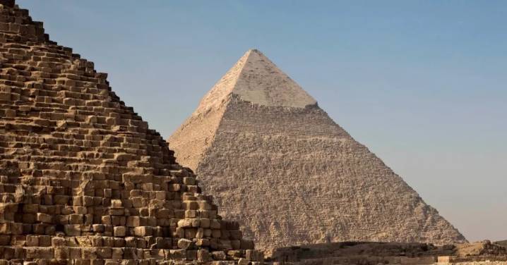 Otra vez: Egipto arresta nuevamente a tres turistas por intentar tomarse fotos desnudos junto a la Gran Pirámide de Guiza