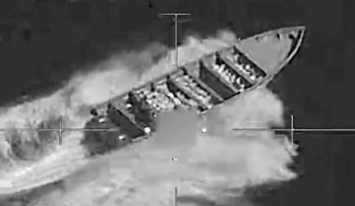 Gobierno de EU defiende dos ataques contra una embarcación en el Caribe; fue para no dejar sobrevivientes