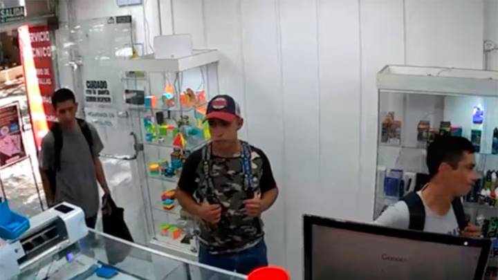 Video: tres ladrones simularon comprar y robaron relojes de un local de Córdoba