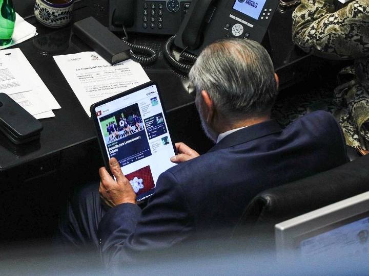 ¡Otra vez! Captan a Adán Augusto López viendo noticias deportivas en el Senado