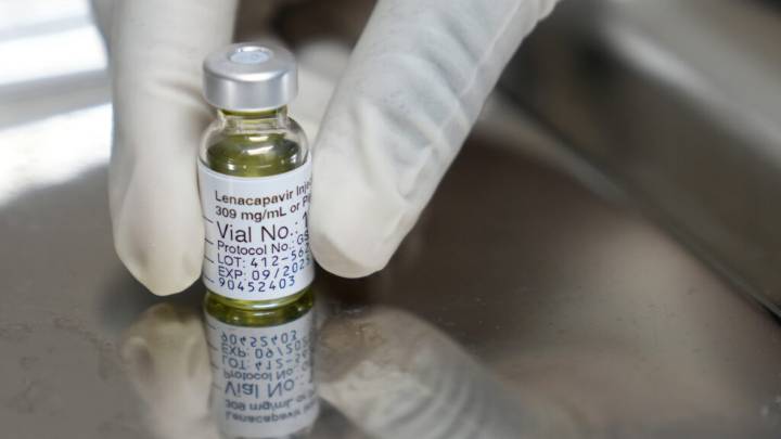 U.S. begins to provide HIV prevention drug, but skips South Africa