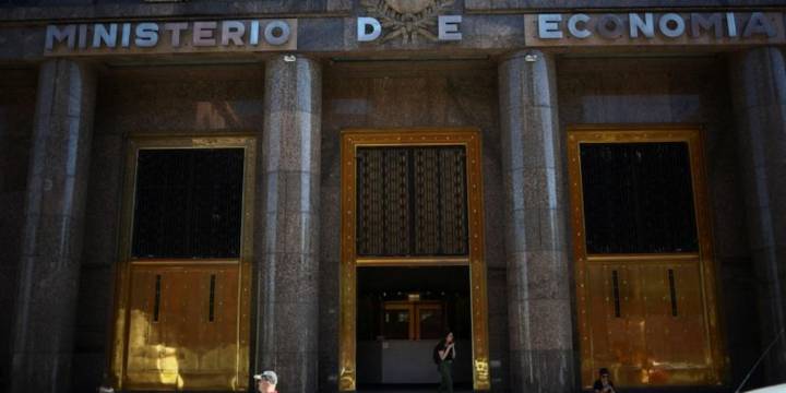 Súper miércoles: qué está en juego en la billonaria subasta de deuda de mañana y por qué es clave para el plan del Gobierno