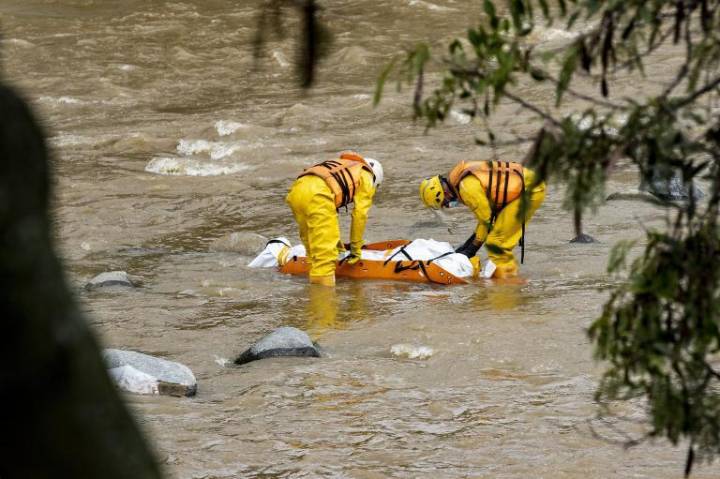 Gracias a la llamada de un mayordomo, autoridades encontraron el cuerpo de una mujer en el río Medellín