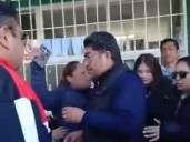 A empujones sacan a director de escuela en Tlaxcala