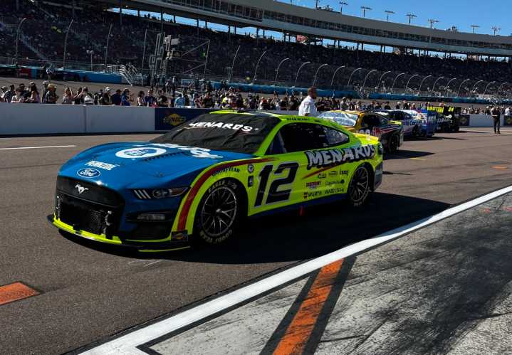 Kyle Larson takes Cup title as Ryan Blaney wins shocker at Phoenix Raceway