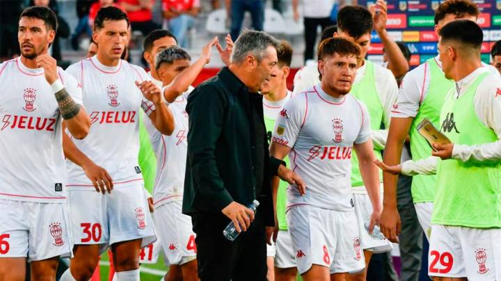 Tras el partido con Barracas y la amenaza del árbitro, Kudelka presentó la renuncia como DT de Huracán