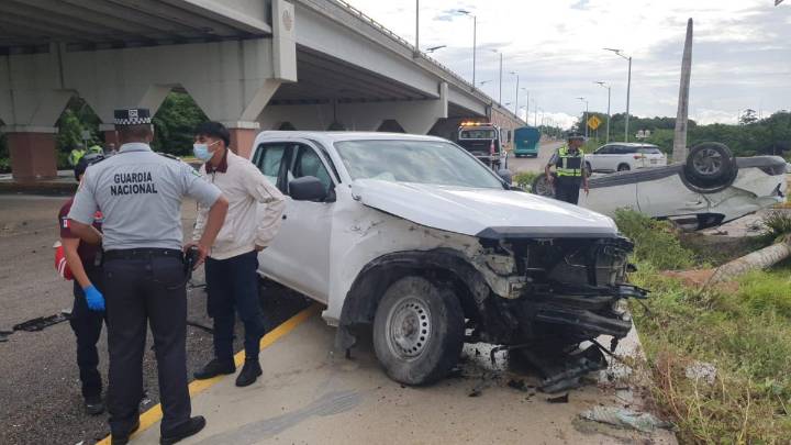 Fuerte accidente en la entrada a la estación del Tren Maya en Cancún (VIDEO)