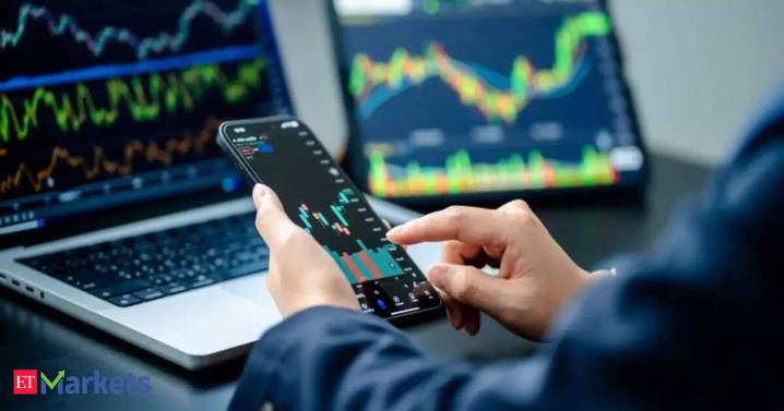 European shares fall on tech rout, Fed policy jitters