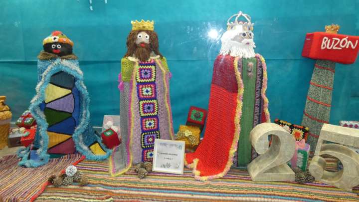 Se buscan las figuras "desaparecidas" del belén de ganchillo de Alzheimer Barbastro