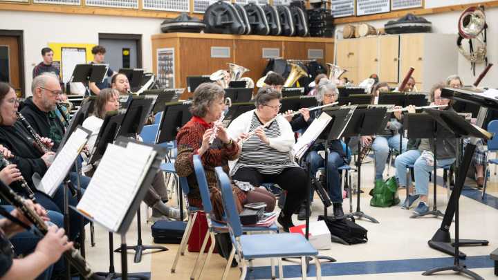 Holiday music and raffles at Cereal City Band event