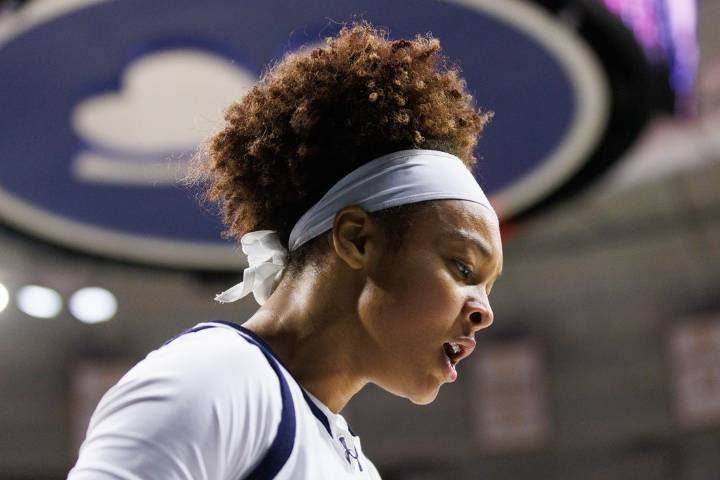 Deadspin | Women's Top 25 roundup: Notre Dame's Hannah Hidaldo nabs NCAA-record 16 steals