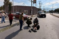 Saltillo: imprudente conductora arrolla a ciclista tras ignorar señal de ‘alto’