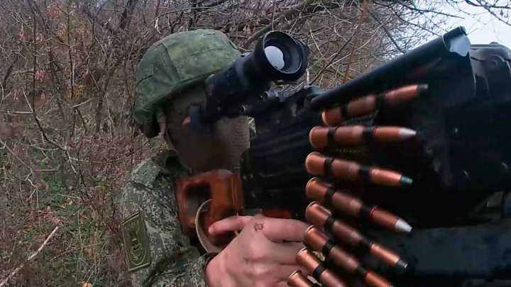 Estados Unidos y Rusia Negocian en Secreto Plan para Terminar la Guerra en Ucrania, Señala Medio