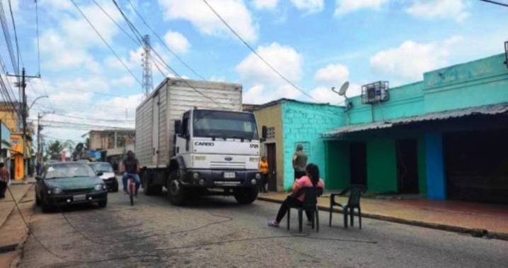 “Si quieres pásame el camión por encima, pero me acomodas el cable”