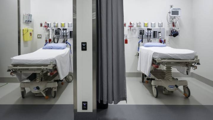 Alberta Health Services, hospital workers back at table as strike looms