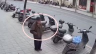 Hombre queda inconsciente tras pelear con una motocicleta estacionada