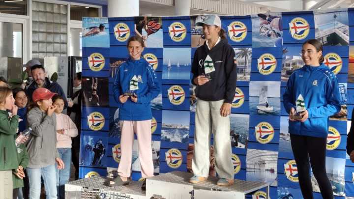 Las sub 13 Lola Molina y Ana Pozo, segunda y tercera en la última prueba de la Copa de Andalucía optimist